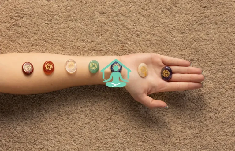 چگونه چاکرای کف دست را فعال کنیم؟ آموزش فعال‌سازی و تقویت چاکرای دست با یوگا و مدیتیشن