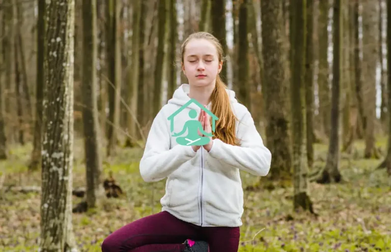 فواید حرکت درخت در یوگا چیست؟ آموزش وریکش آسانا، نحوه انجام و تاثیرات حرکات تعادلی یوگا