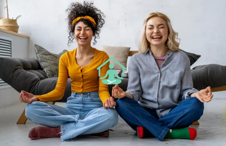 یوگای خنده چیست و چه فوایدی برای سلامتی دارد؟ آموزش حرکات یوگای خنده برای کاهش استرس و افزایش شادی