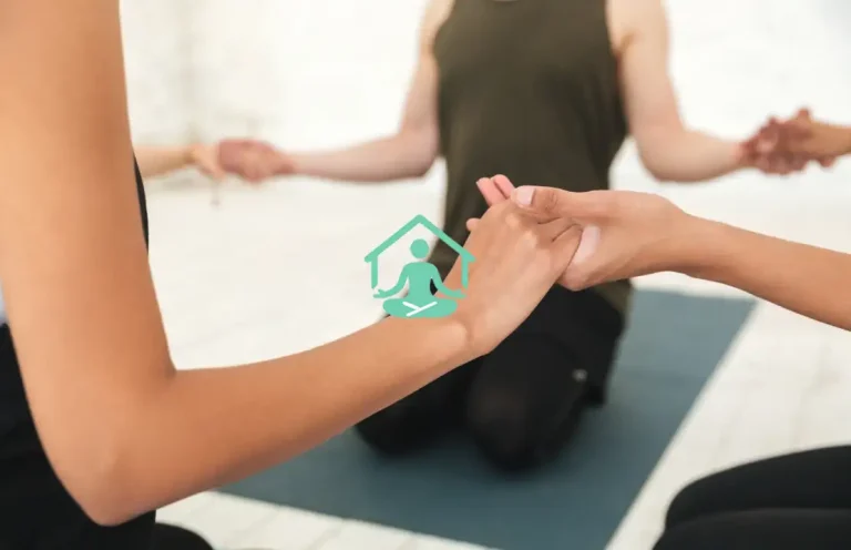 یوگا تراپی چیست و چه تفاوتی با یوگا دارد؟ اثرات و فواید علمی یوگا درمانی برای سلامت جسم و روان